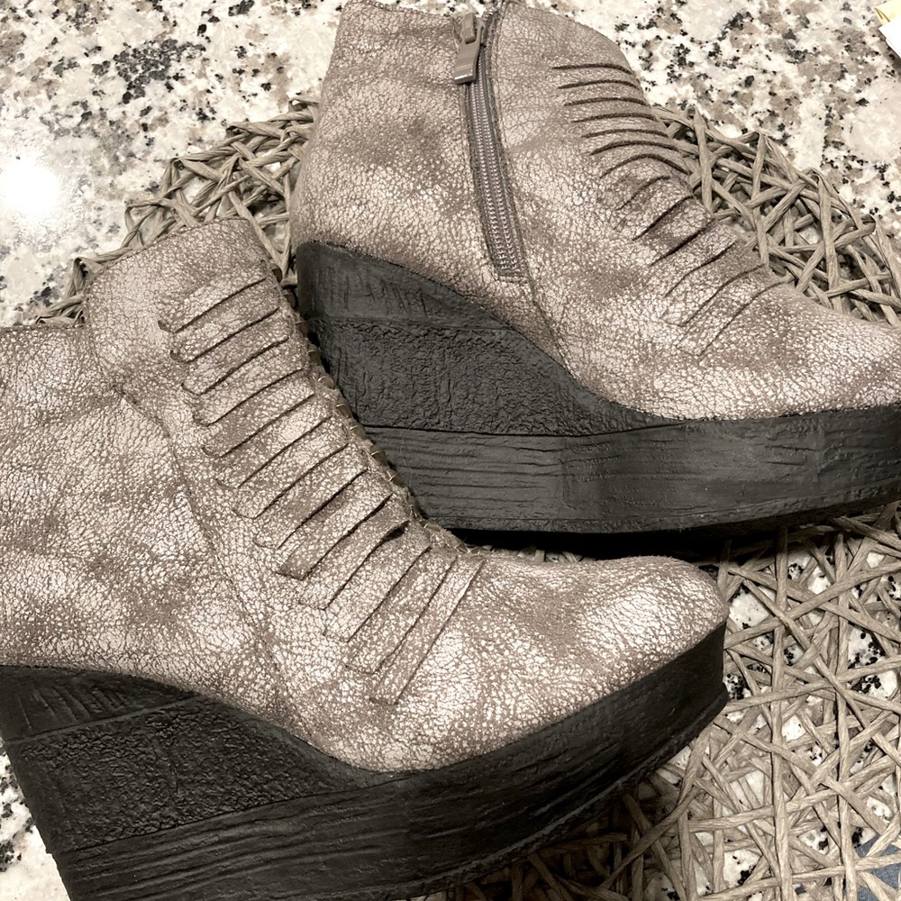 Boots with wedge heal. Comfortable and different.
